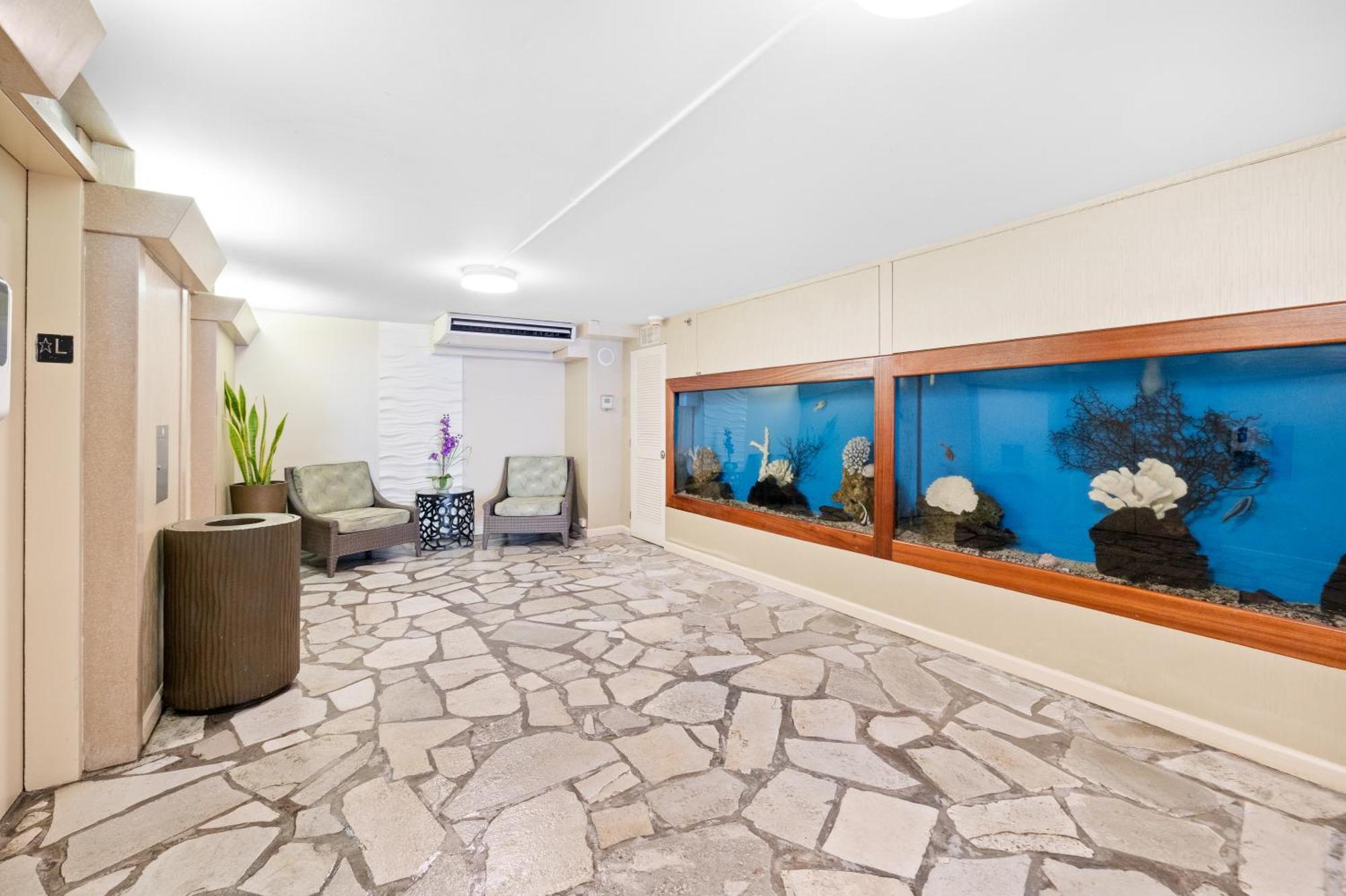 Steps To Waikiki Beach! Newly Renovated With 75" Tv Honolulu Exterior photo