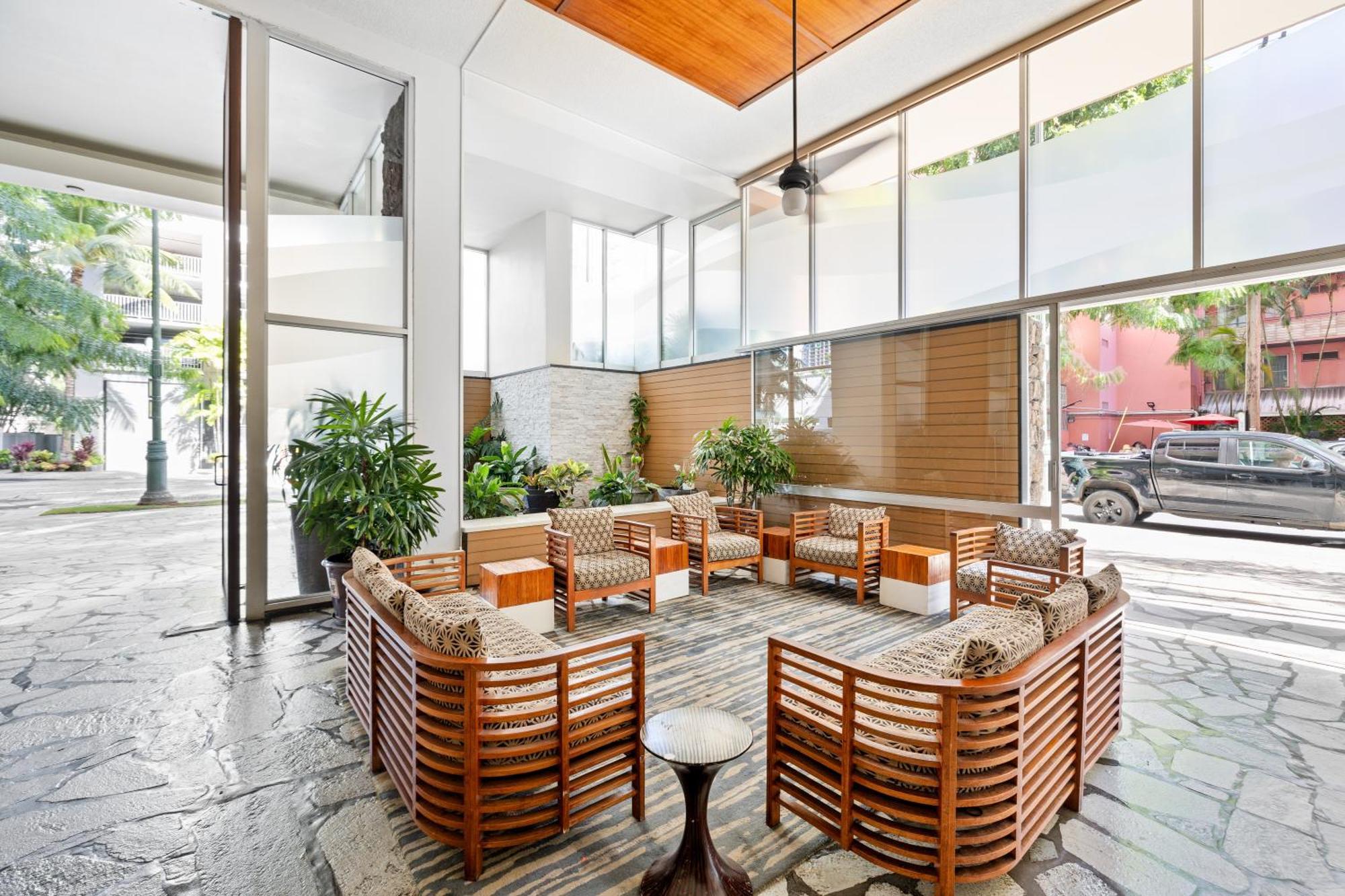 Steps To Waikiki Beach! Newly Renovated With 75" Tv Honolulu Exterior photo