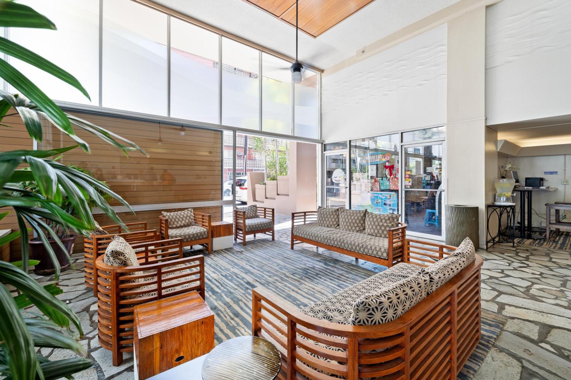 Steps To Waikiki Beach! Newly Renovated With 75" Tv Honolulu Exterior photo