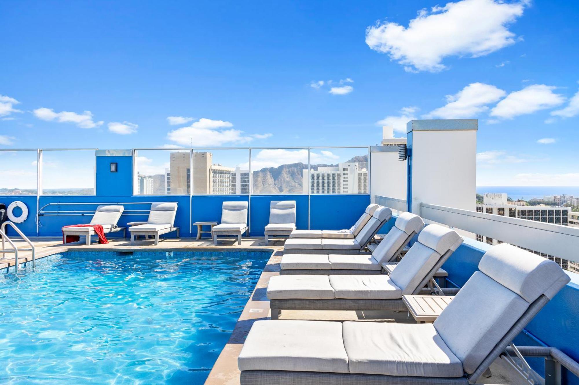Steps To Waikiki Beach! Newly Renovated With 75" Tv Honolulu Exterior photo
